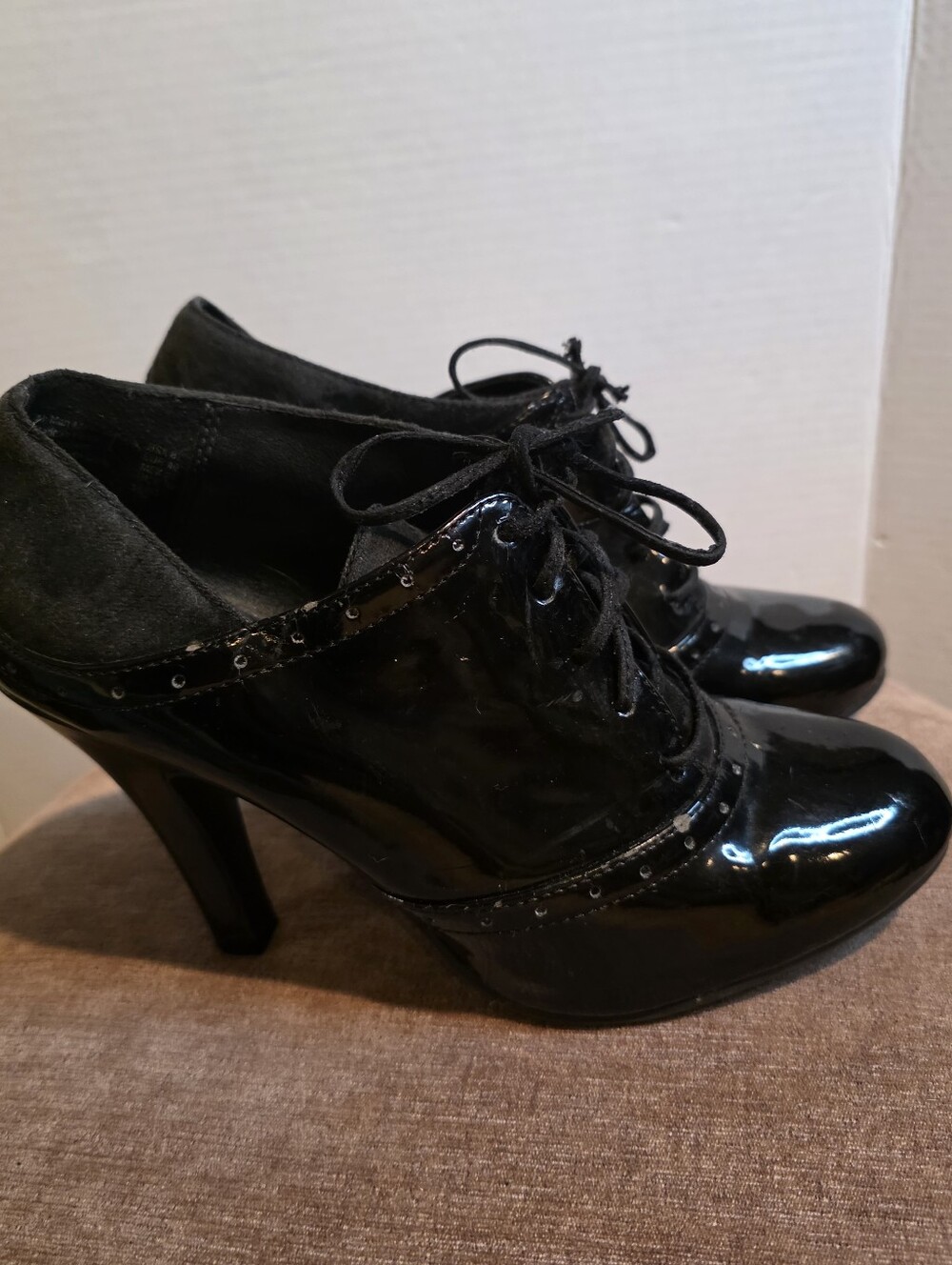 Y2k black patent leather Fioni heeled Oxford shoes feature a lace-up front